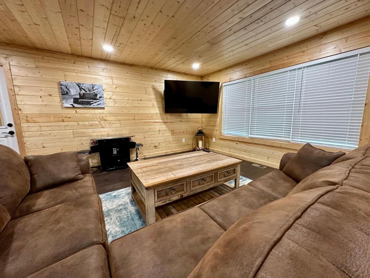 The Brick House: Brand New! 3 Bedroom Home With Private Driveway Pigeon Forge Dış mekan fotoğraf